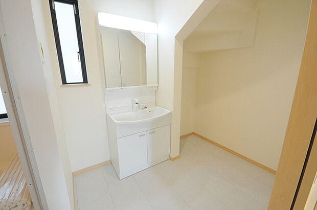 使い勝手の良い洗面台、窓があることで換気もしやすく清潔感のある空間を保てます。