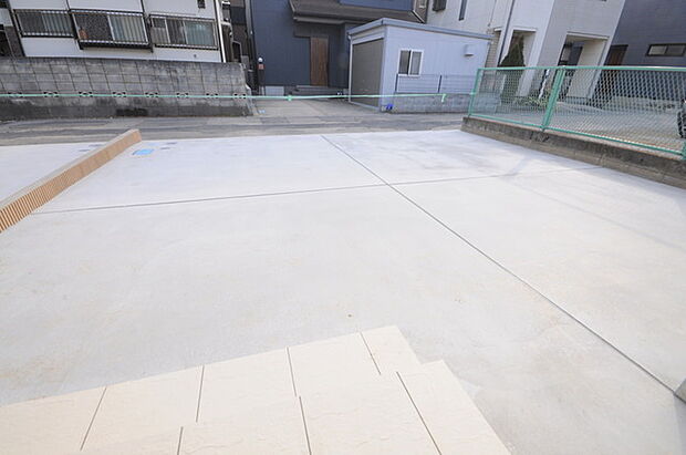 セカンドカーや来客時にも便利なカースペース2台分ございます。 