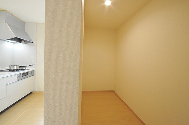 キッチンの裏側は嬉しいパントリースペースです。