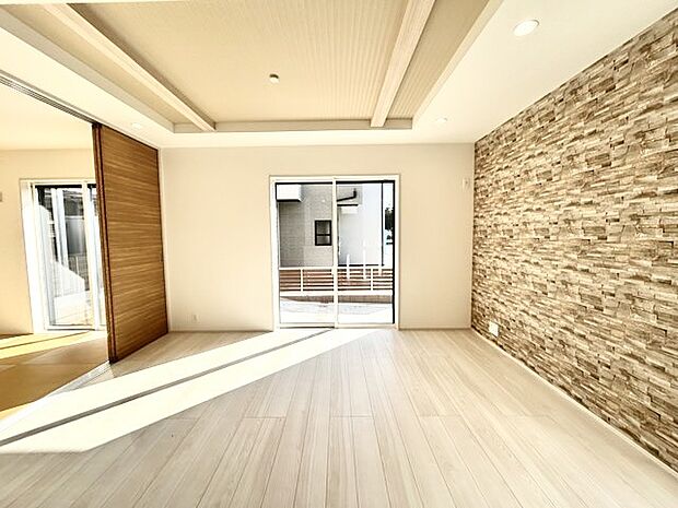 家族や友人、両親、親戚とこれから沢山の時間を紡ぐのだろう。そこを彩るのは窓から見える青い空、心地よい緑。そんなイメージが膨らむリビングスペース。