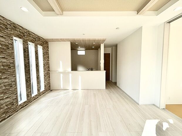 家族の集うリビングには色々な方向から光が差し込む設計に。家族のコミュニケーションが弾むスポットだから明るい雰囲気であってほしい。 