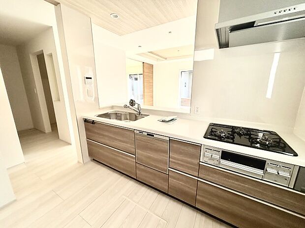 家族が一番集まる場所だから広々としつつも素敵な空間であって欲しい。皆がくつろぐリビングからキッチンまでが一つに繋がる空間。 