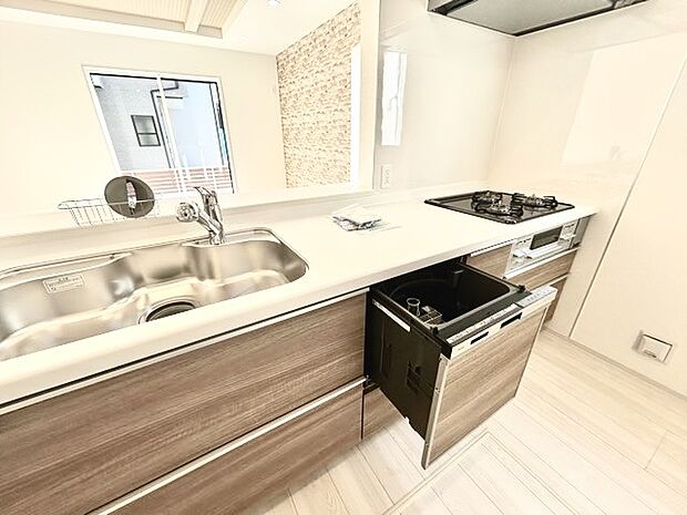 時短に活躍する食器洗浄機や一杯の水も楽しめる浄水器があるシステムキッチン。