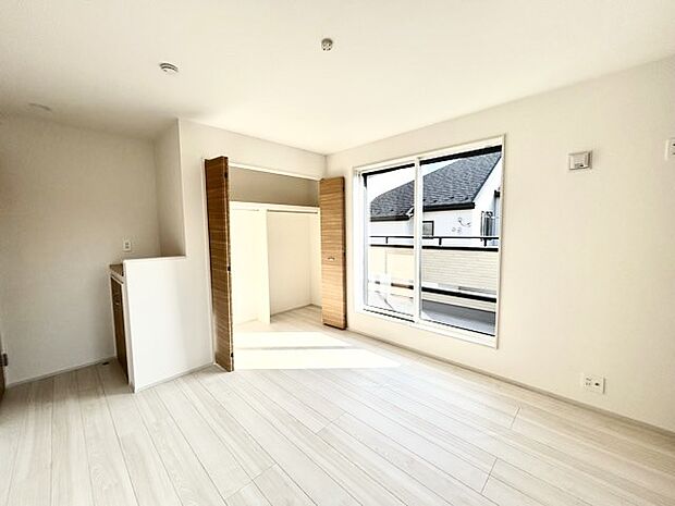 どんな家具にでも相性が良い清潔感ある白色調のクロスを採用。主張しすぎない配色、耐久性にも優れた床材は日々のメンテナンスも楽に、快適に過ごして頂けるよう考えられています。