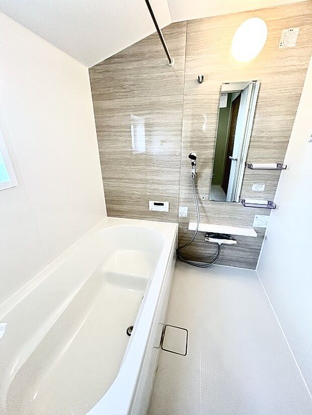 その日の疲れをゆっくりと落としてくれる場所、お子様との大事なひと時を楽しくしてくれる場所。曲線美も感じられるくつろぎのバスタブは、半身浴も楽しめる居心地の良さ。 