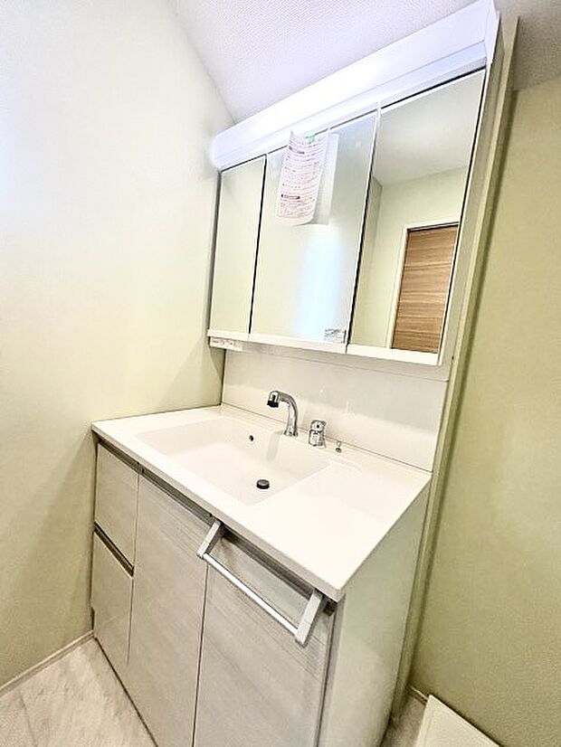 お出かけ前の身だしなみに一歩差がつく三面鏡。ミラー裏にはたっぷり収納もございます。 