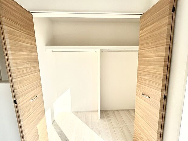 広々収納で、仕事着、普段着をまとめて収納できます。 