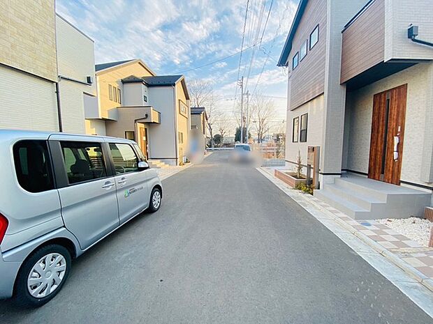 6m幅員の道路に面しておりお車の運転が苦手な方でも安心して出入りいただけます。 