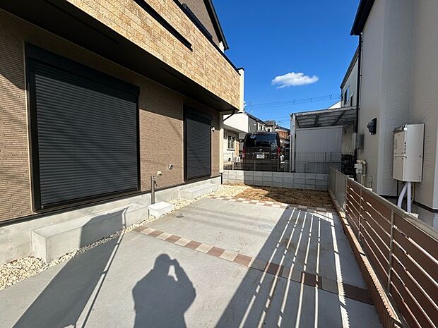 前面道路は広く、駐車がしやすいです。駐車スペース2台分ございます。 