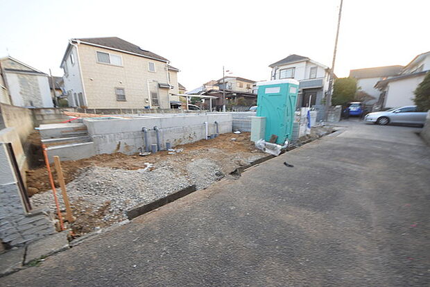 戸建てが立ち並ぶ静かな住宅街。四季折々の移り変わりを感じながら自然と楽しみ、暮らす、そんな毎日を日々の中で感じられる住環境 