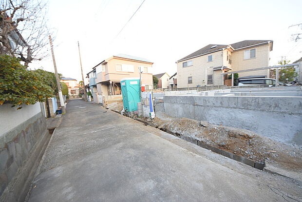 戸建てが立ち並ぶ静かな住宅街。四季折々の移り変わりを感じながら自然と楽しみ、暮らす、そんな毎日を日々の中で感じられる住環境 