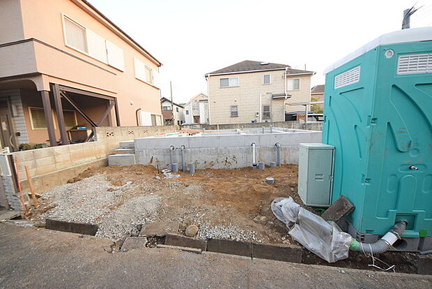 戸建てが立ち並ぶ静かな住宅街。四季折々の移り変わりを感じながら自然と楽しみ、暮らす、そんな毎日を日々の中で感じられる住環境 