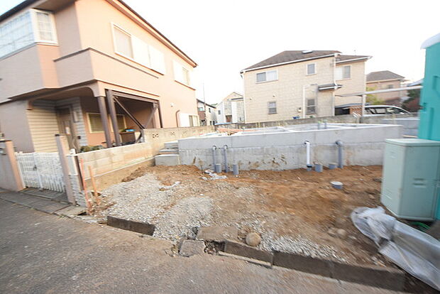 戸建てが立ち並ぶ静かな住宅街。四季折々の移り変わりを感じながら自然と楽しみ、暮らす、そんな毎日を日々の中で感じられる住環境 