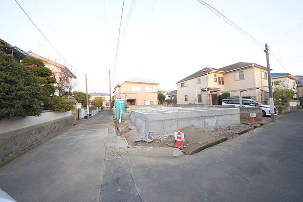 カースペースは1台駐車できます。車庫の出し入れのしやすさなど、実際に現地にてご確認ください。 