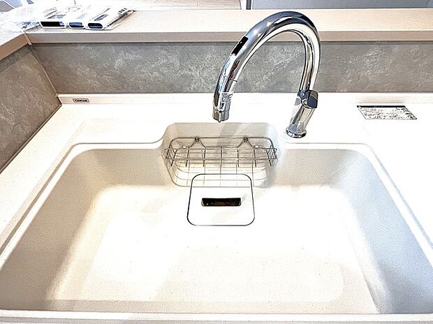 一杯の水も楽しめるタッチレス水栓。浄水器内臓の人工大理石天板のシステムキッチン。