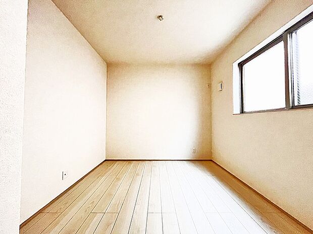 ゆとりの6帖ある寝室、陽光が入りやすく朝の目覚めも気持ち良く起こしてくれます。