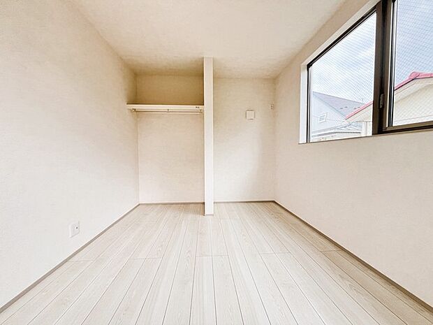 どんな家具にでも相性が良い清潔感ある白色調のクロスを採用。主張しすぎない配色、耐久性にも優れた床材は日々のメンテナンスも楽に、快適に過ごして頂けるよう考えられています。
