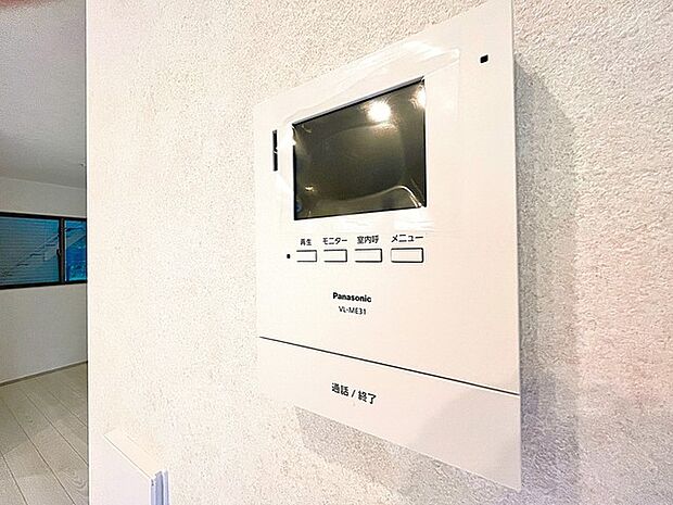 録画機能もあり、どのような人が何時に来訪されたのかが分かります。防犯上はもちろん、お届け物などの把握にも便利です。ライトが付いているので、夜間でも安心です。