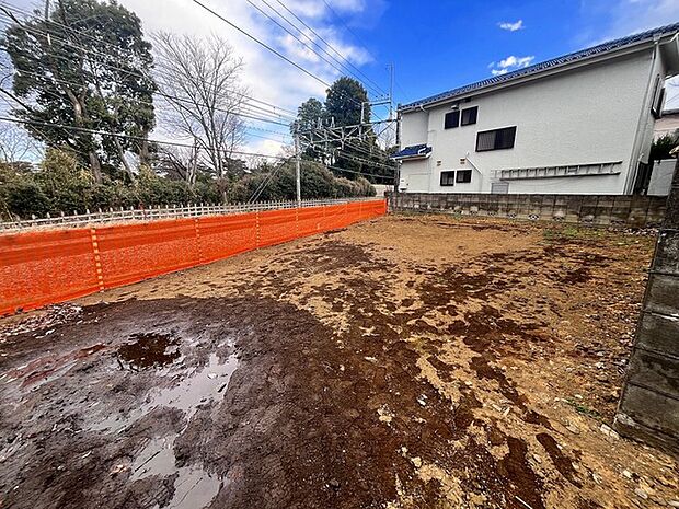 現地の向かい側は小平霊園の為緑が多く青い空の下、広がる心地よい空間