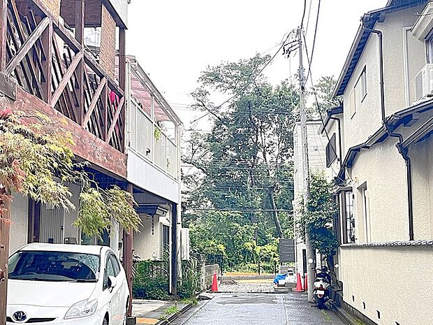 前面道路は通り抜けができないため、交通量が少なく静かな住環境です。