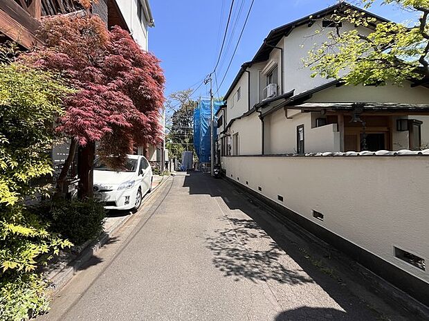 戸建てが立ち並ぶ静かな住宅街。四季折々の移り変わりを感じながら自然と楽しみ、暮らす、そんな毎日を日々の中で感じられる住環境 