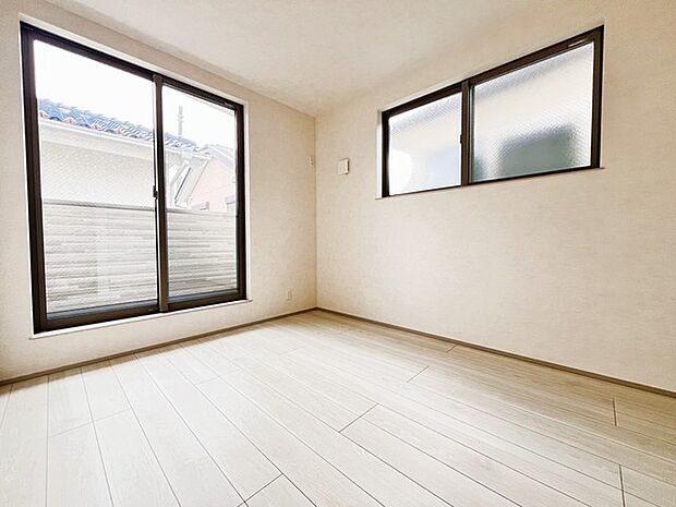 バルコニーにも面しているので日当たりの良いお部屋です。