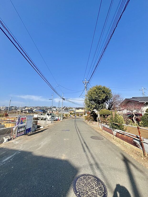 6m幅員の道路に面しておりお車の運転が苦手な方でも安心して出入りいただけます。 