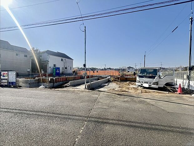 戸建てが立ち並ぶ静かな住宅街。四季折々の移り変わりを感じながら自然と楽しみ、暮らす、そんな毎日を日々の中で感じられる住環境 