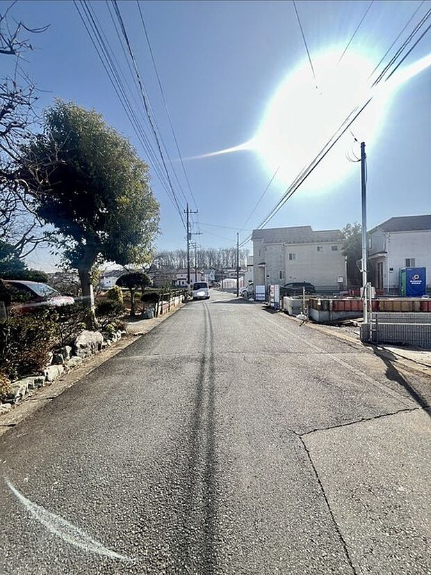 6m幅員の道路に面しておりお車の運転が苦手な方でも安心して出入りいただけます。 