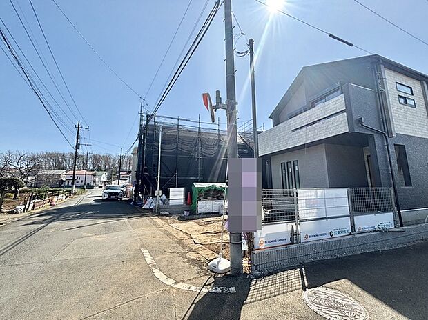 6m幅員の道路に面しておりお車の運転が苦手な方でも安心して出入りいただけます。