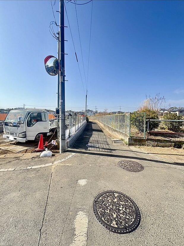 戸建てが立ち並ぶ静かな住宅街。四季折々の移り変わりを感じながら自然と楽しみ、暮らす、そんな毎日を日々の中で感じられる住環境 