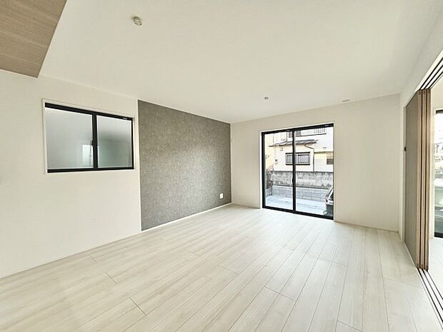 家族団欒のリビング。陽光差し込む食卓には家族の会話とスマイルが溢れます。いつまでもここで食卓を囲みたくなる、そう感じさせてくれるスペース。