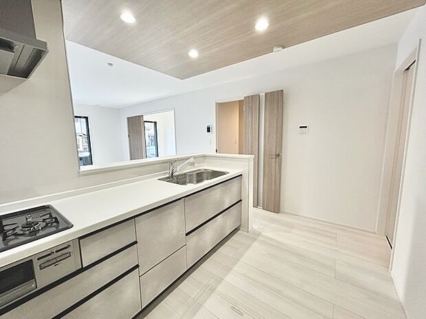 リビングにいる家族の顔が見渡せるカウンターキッチン。お料理もより一層おいしく、楽しく。食器棚を背面に設置しても十分な広さを確保しています。 