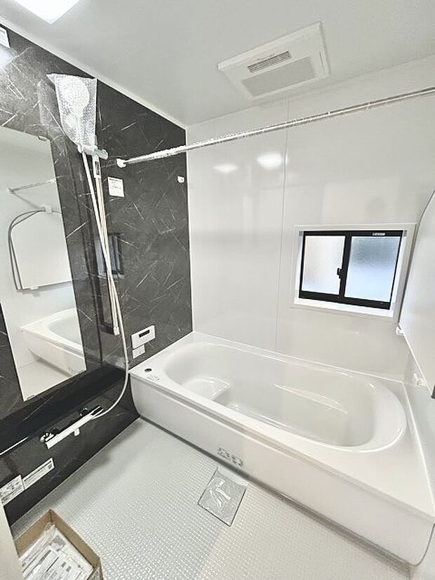 その日の疲れをゆっくりと落としてくれる場所、お子様との大事なひと時を楽しくしてくれる場所。曲線美も感じられるくつろぎのバスタブは、半身浴も楽しめる居心地の良さ。