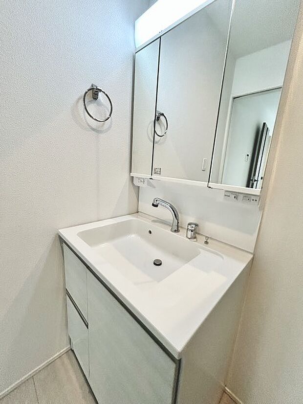 お出かけ前の身だしなみに一歩差がつく三面鏡。ミラー裏にはたっぷり収納もございます。 