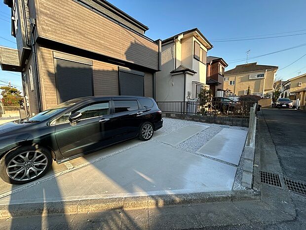 セカンドカーや来客時にも便利なカースペース2台分ございます。 