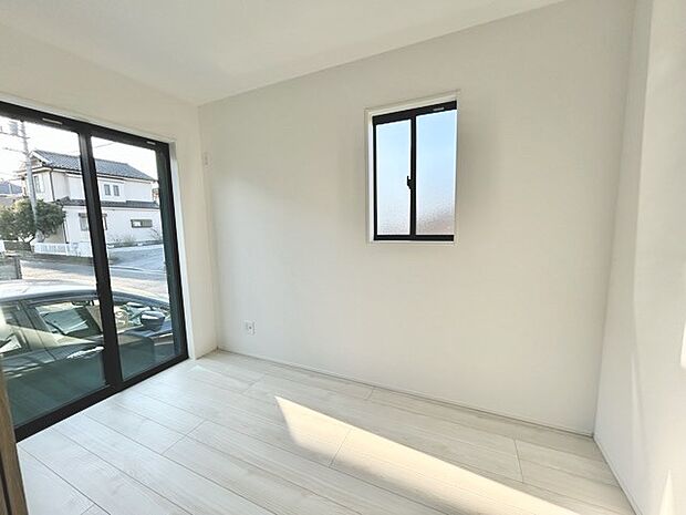 大きな開口部から明るい光が差し込む、日中の室内の明るさがこの部屋の魅力です。 