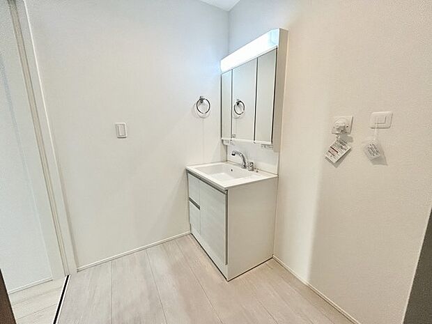 ゆとりの洗面スペースで朝の身支度もスムーズに行えます。