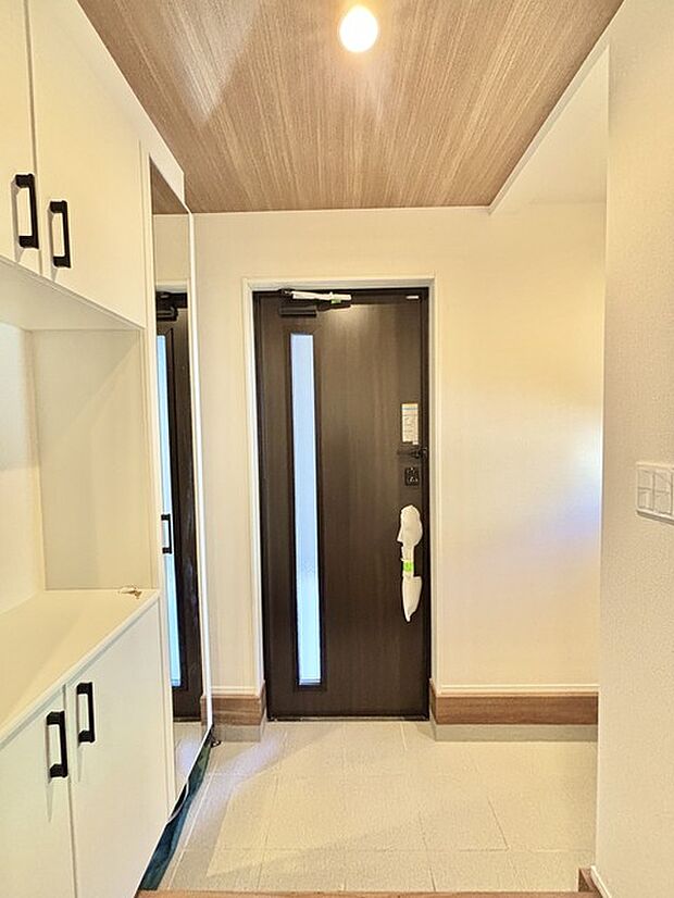 玄関はおうちの顔とも呼ばれる重要な場所！明るくスッキリと見える空間で住まう人を見送り、出迎えてくれます。 