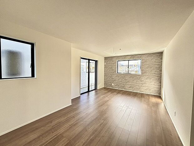 家族団欒のリビング。陽光差し込む食卓には家族の会話とスマイルが溢れます。いつまでもここで食卓を囲みたくなる、そう感じさせてくれるスペース。 