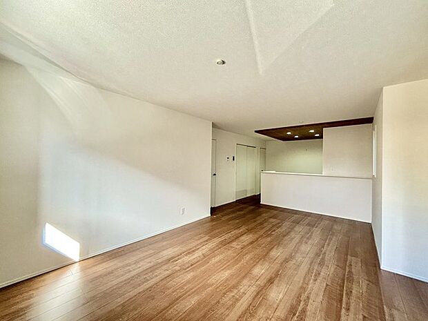 家族が一番集まる場所だから広々としつつも素敵な空間であって欲しい。皆がくつろぐリビングからキッチンまでが一つに繋がる空間。 