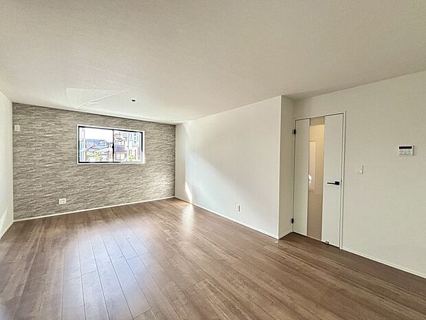 いつも家族の集まるリビングは広々とした18帖。通風・採光にも優れ、心安らぐ風と光がたえない空間。汎用性に富んだ居住スペースと、高揚感さえも与えてくれる住空間です。 