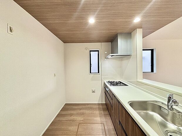 お子様と並んで料理も出来るカウンターキッチン。家族の楽しそうな笑い声が聞こえてきそうです。 