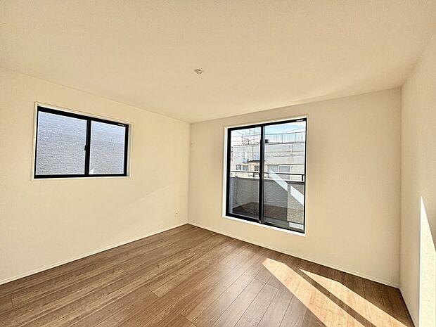 どんな家具にでも相性が良い清潔感ある白色調のクロスを採用。主張しすぎない配色、耐久性にも優れた床材は日々のメンテナンスも楽に、快適に過ごして頂けるよう考えられています。 