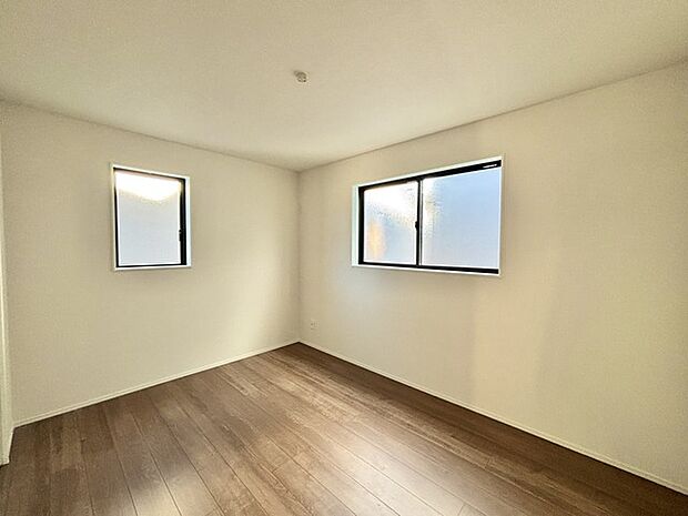 衣類の整理整頓に嬉しいクローゼット付きのお部屋。お子様のお部屋としても便利です。 