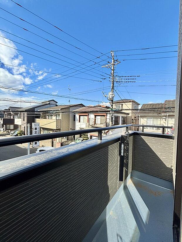 広めのバルコニーは風通しも良くお洗濯物もしっかりと干すことができます！ 