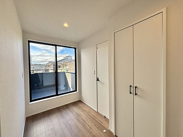 2階のホール部分は広々しており、収納もございます。