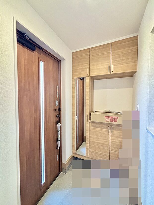 明るく開放的な玄関、靴の脱ぎ履きもしやすく、収納も豊富でご家族皆様の靴をスッキリ収納できます。