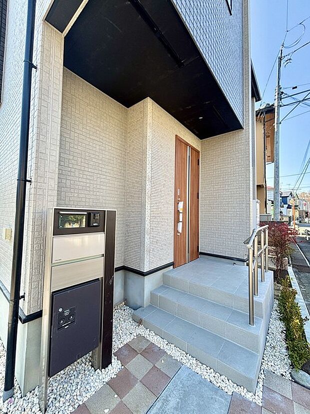 玄関はおうちの顔とも呼ばれる重要な場所!明るくスッキリと見える空間で住まう人を見送り、出迎えてくれます。