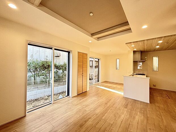 夕食の時間。家族、友人、両親、親戚との会話がより料理を美味しくしてくれる。あっという間に時間が過ぎてしまう居心地の良さは、普段はほっとする空間としてここにあります。